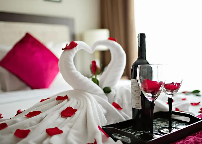 Golden Moon Suite Hotel & Travel