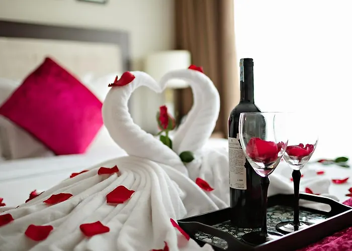Golden Moon Suite Hotel & Travel